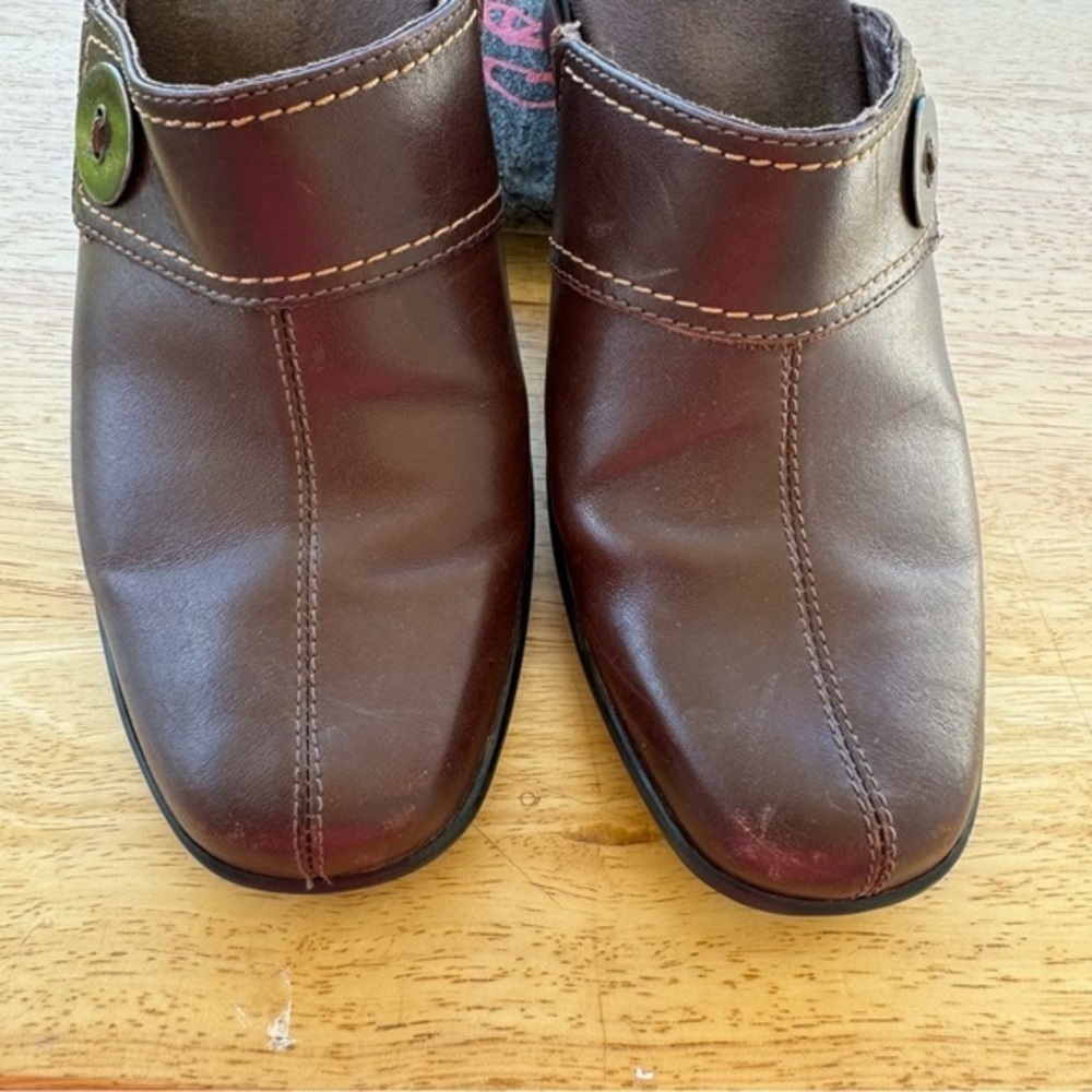 Clarks Women Brown Leather Button Accent Clogs/Mules/Slip On Slides 8 M GUC - Picture 6 of 7